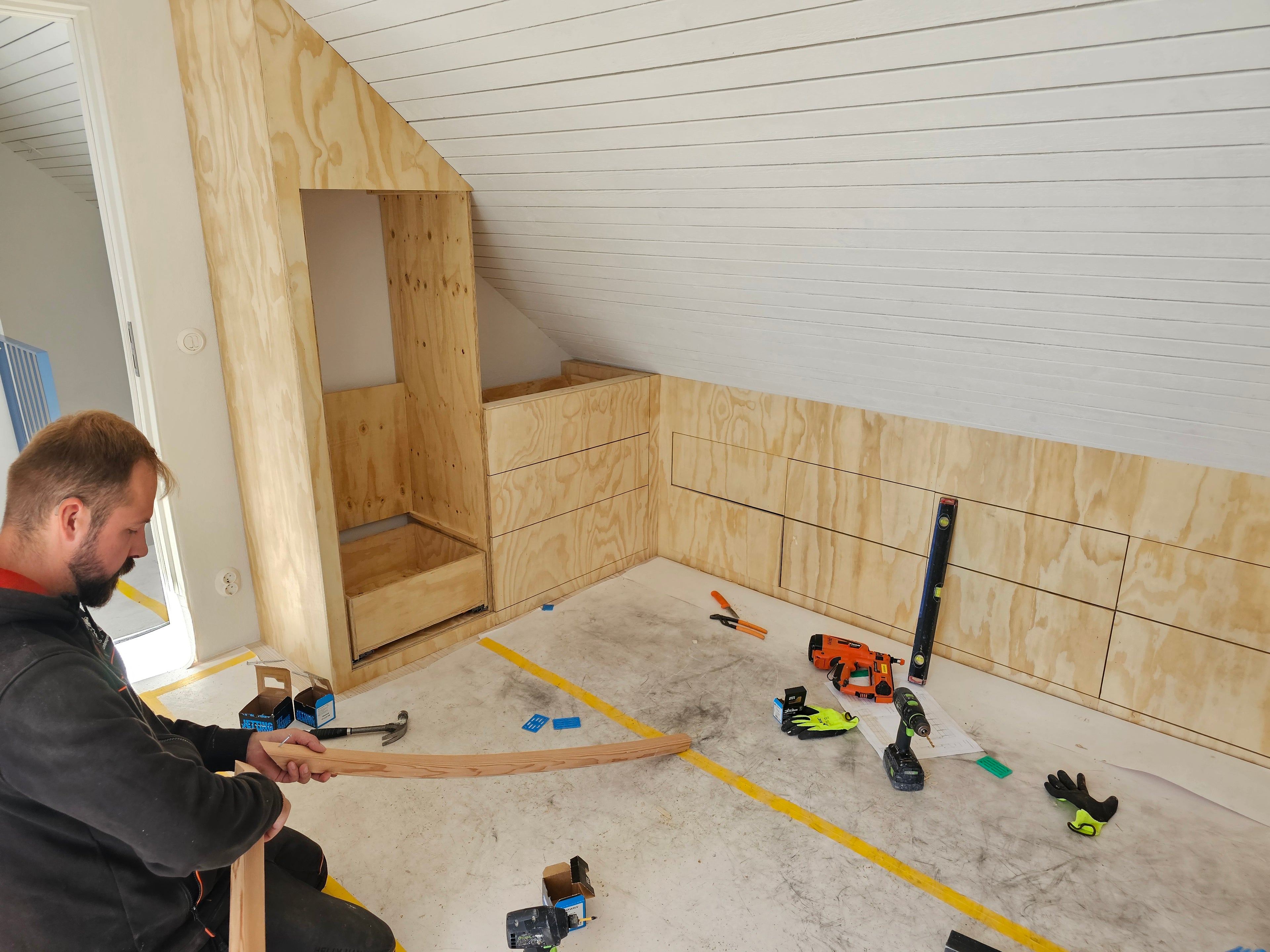 platsbyggd inredning platsbyggd garderob plywood design